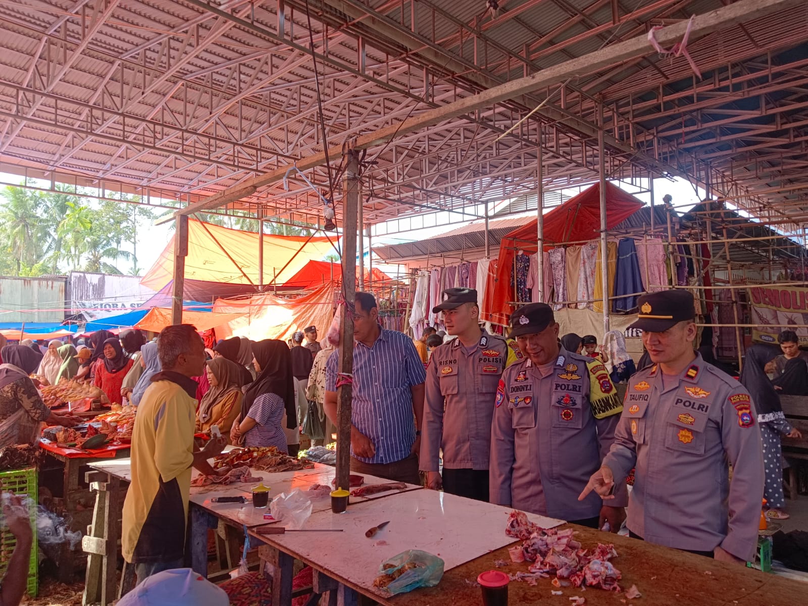Iptu H.Taufik Indra,S.H,.MH Kapolsek KPGD Turun Langsung Ke Pasar Tradisional.