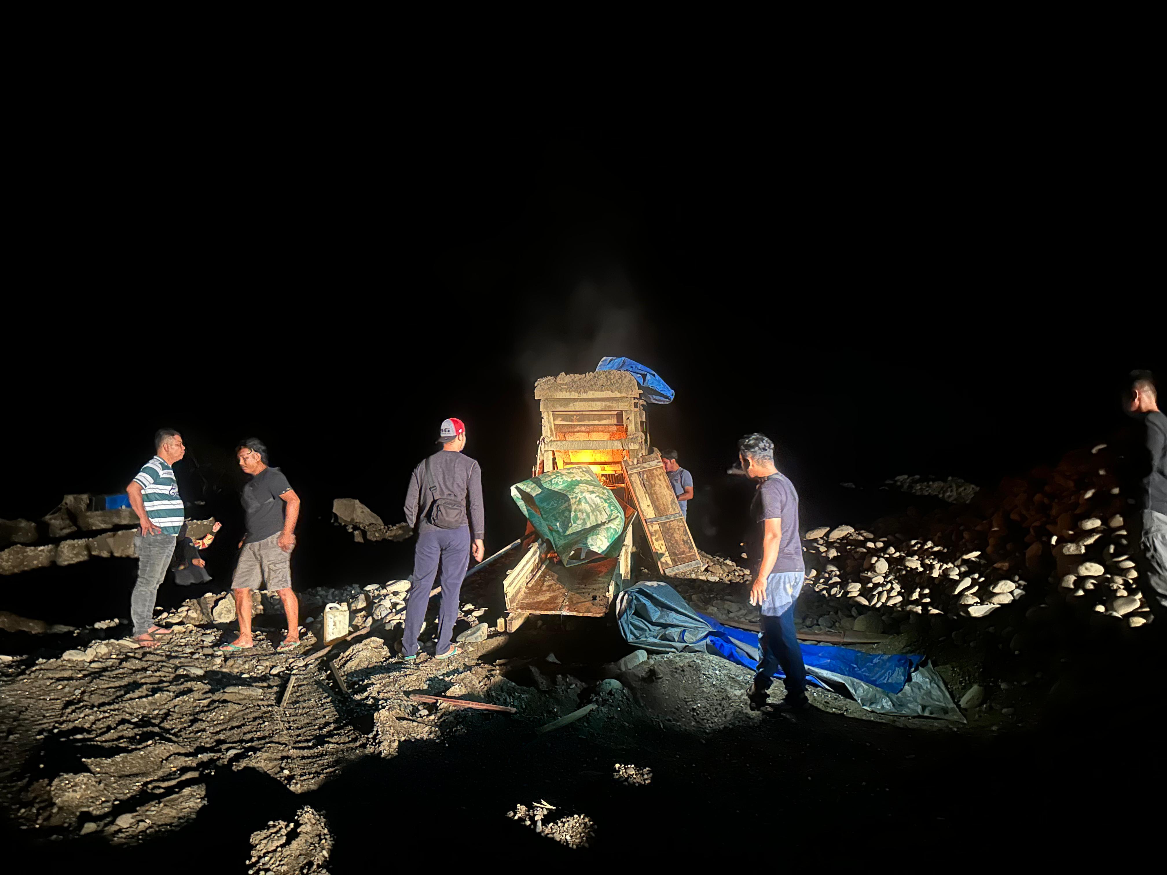 Tak kenal lelah, gabungan satgas anti ilegal minning Polres Solok Selatan dan ditkrimsus Polda Sumbar  kembali laksanakan penertiban tambang ilegal di 2 lokasi di kec. Sungai Batanghari.